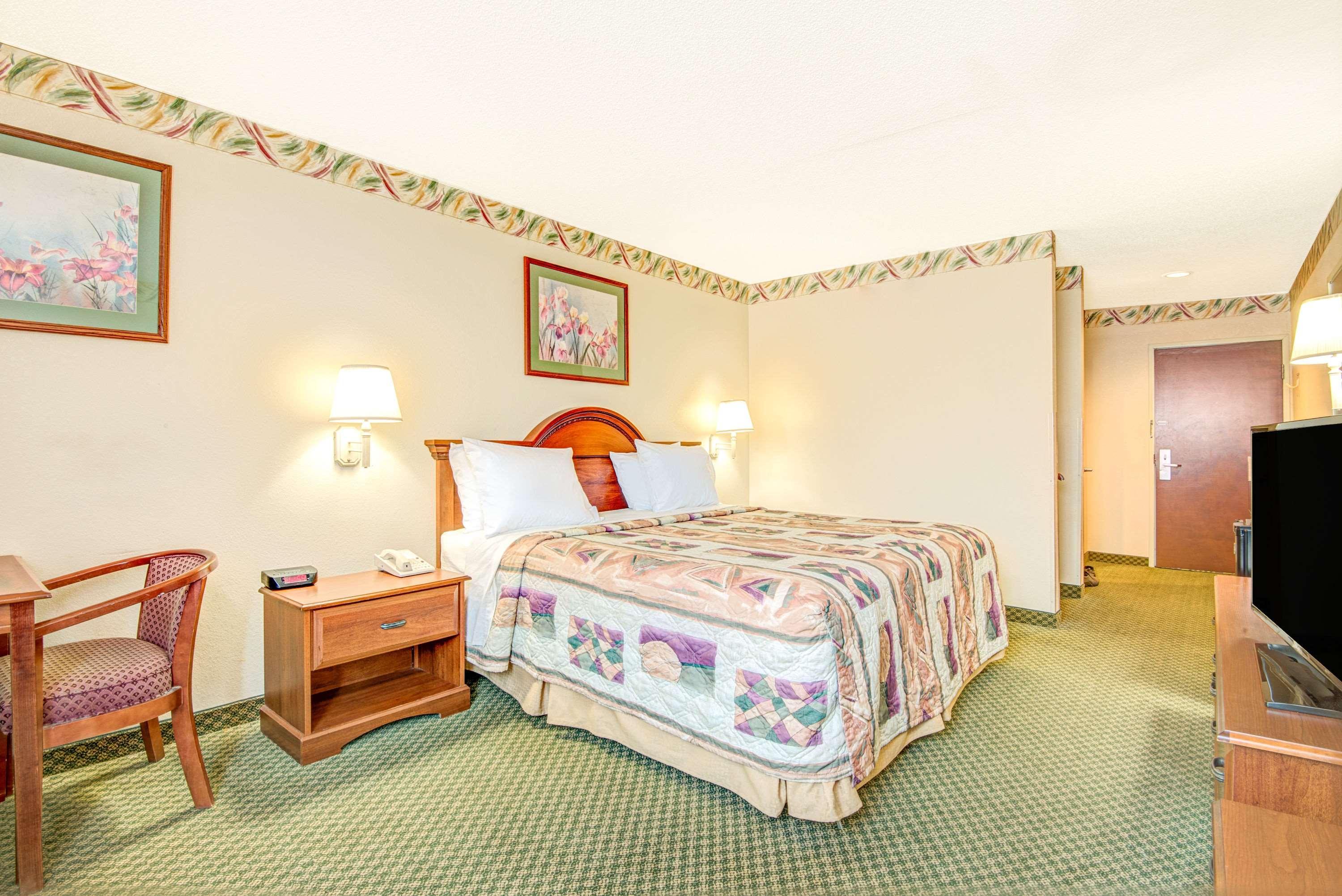 Days Inn By Wyndham Louisburg Exteriér fotografie