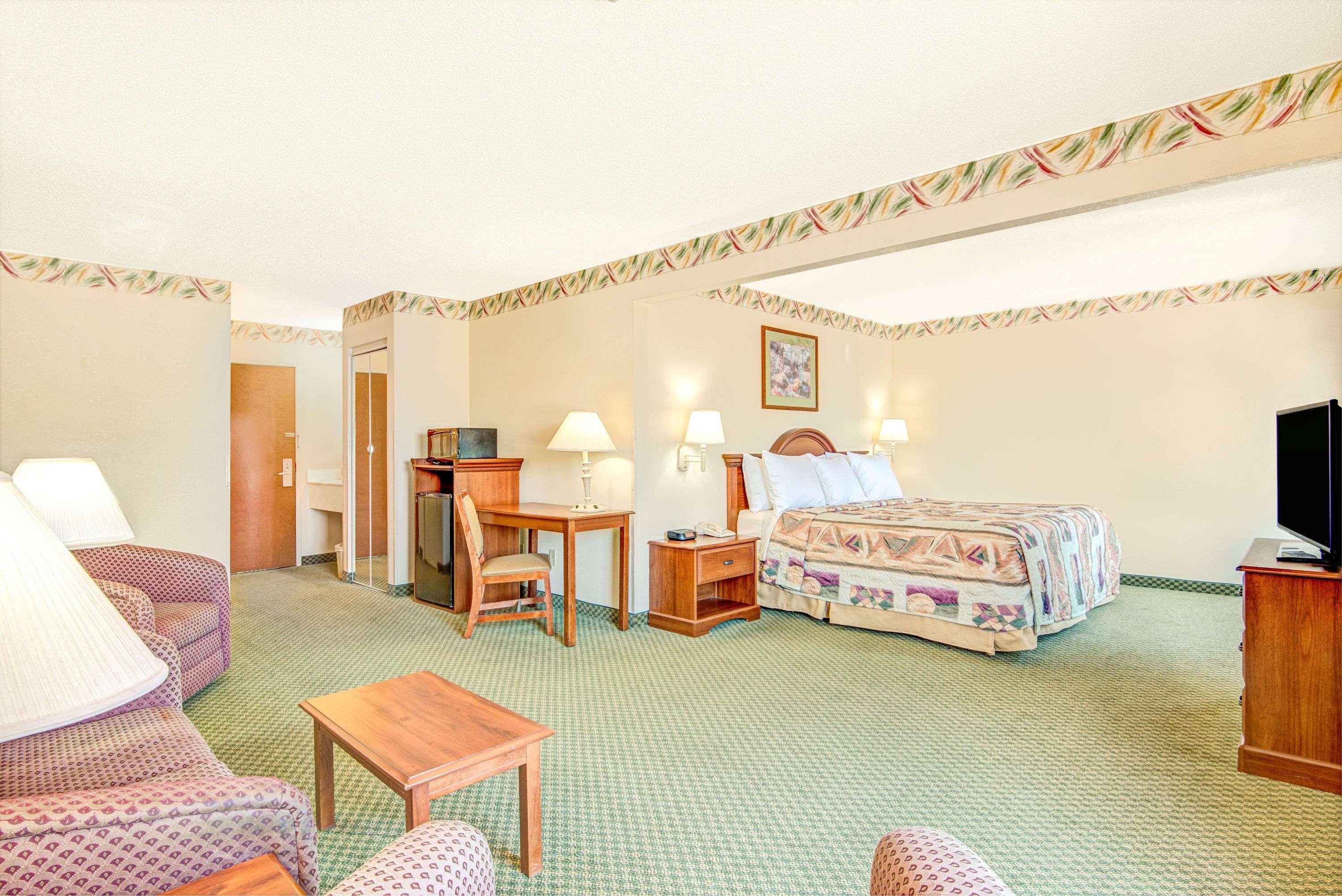 Days Inn By Wyndham Louisburg Exteriér fotografie
