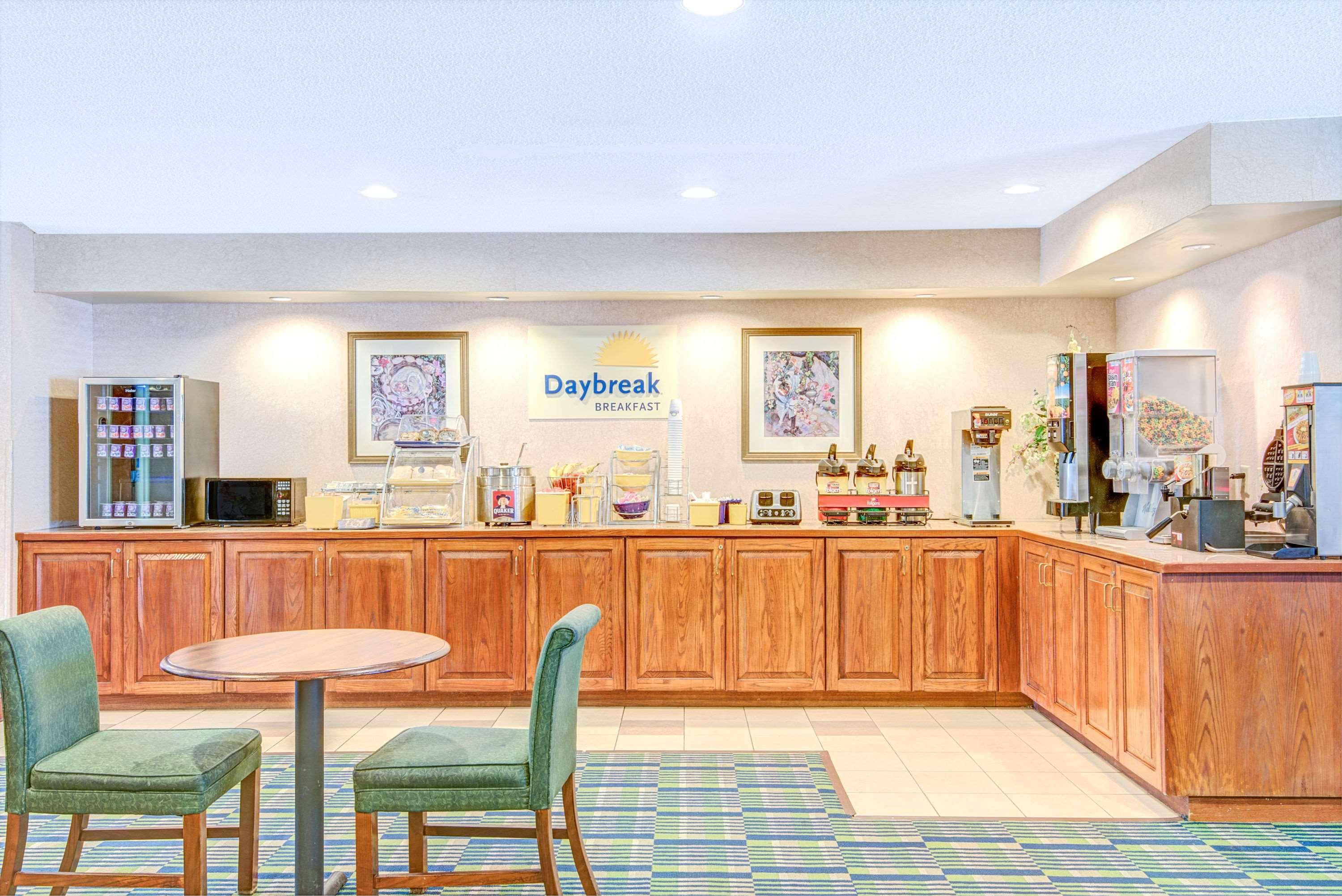 Days Inn By Wyndham Louisburg Exteriér fotografie