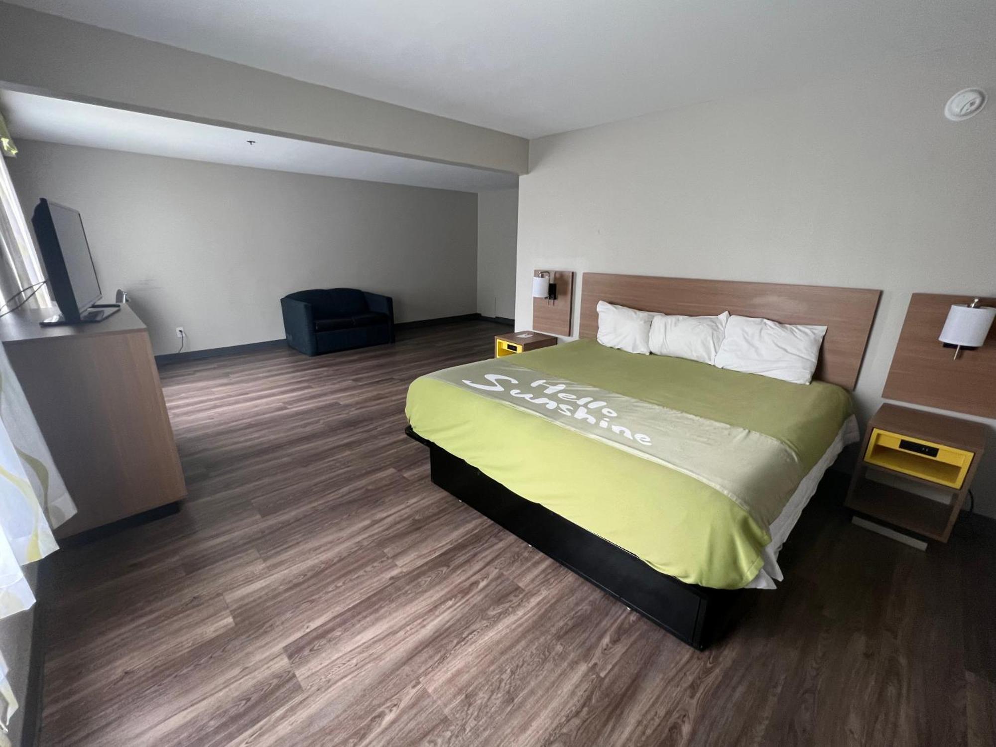 Days Inn By Wyndham Louisburg Exteriér fotografie