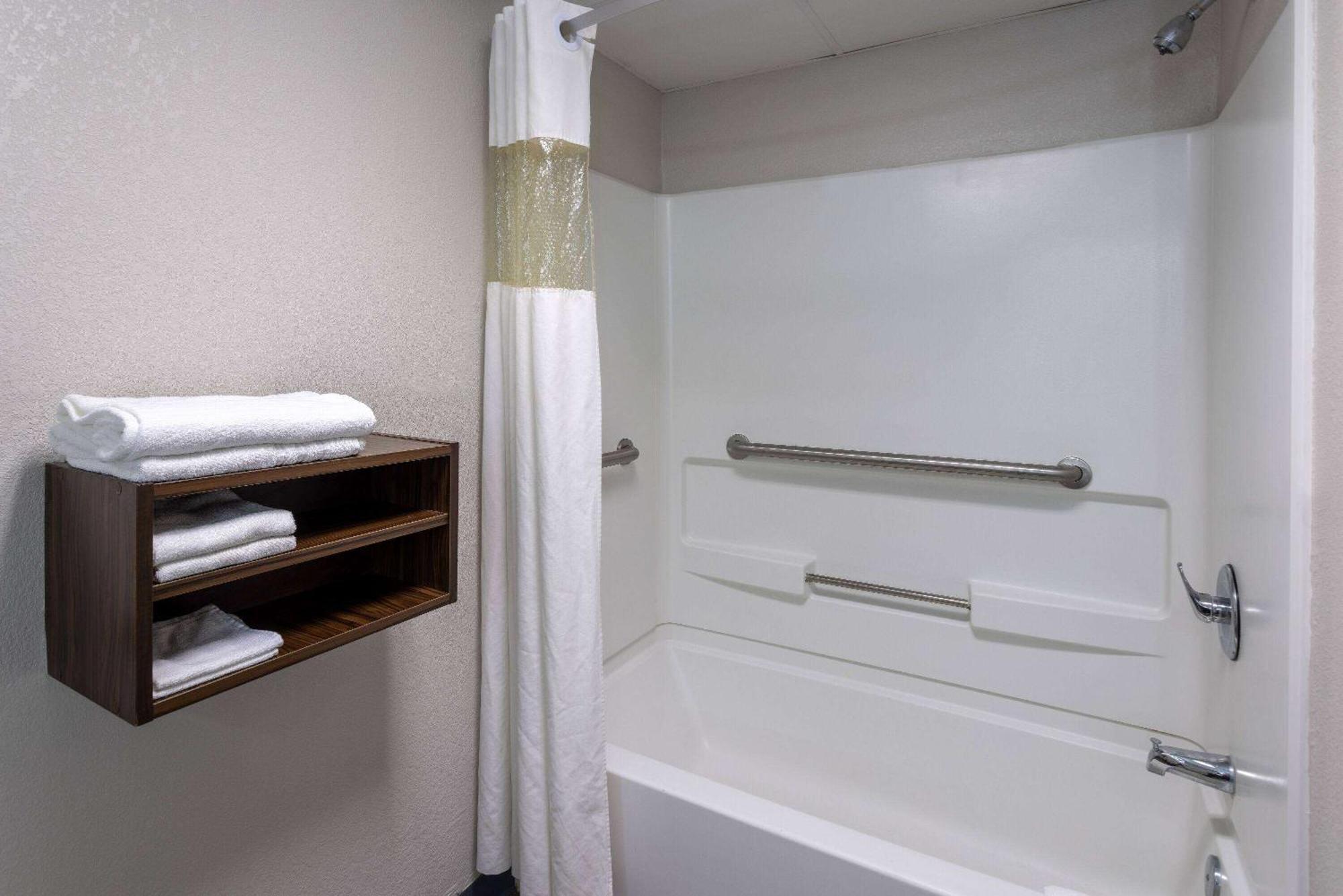 Days Inn By Wyndham Louisburg Exteriér fotografie