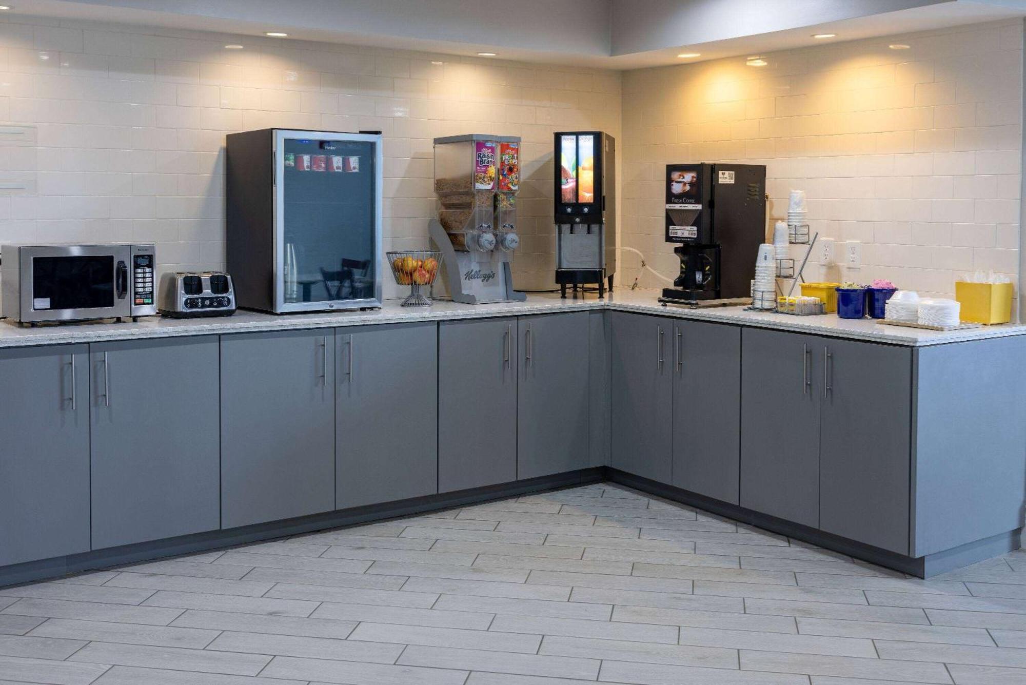 Days Inn By Wyndham Louisburg Exteriér fotografie