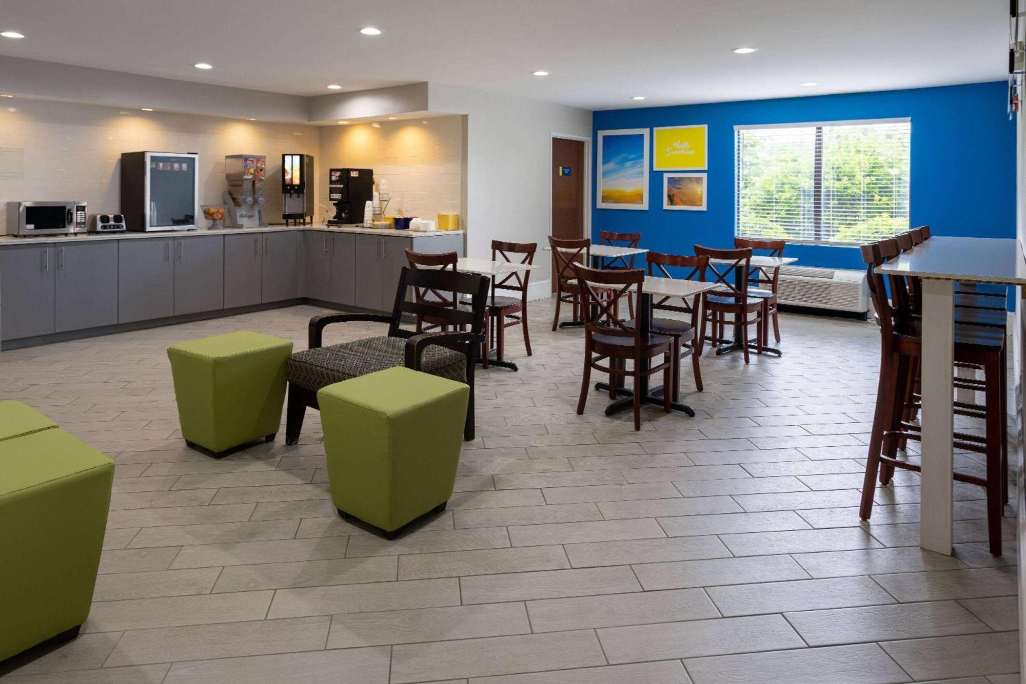 Days Inn By Wyndham Louisburg Exteriér fotografie
