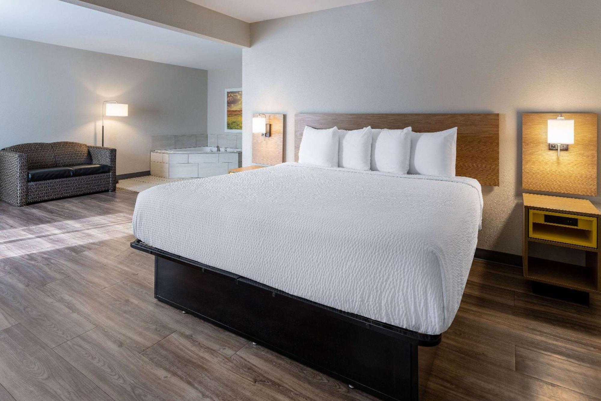 Days Inn By Wyndham Louisburg Exteriér fotografie