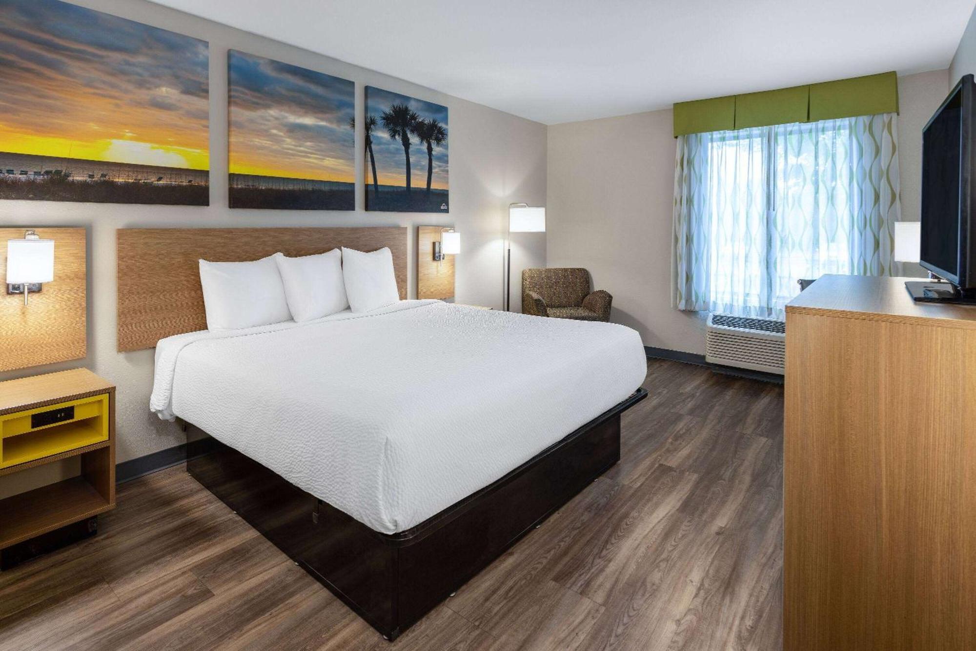 Days Inn By Wyndham Louisburg Exteriér fotografie