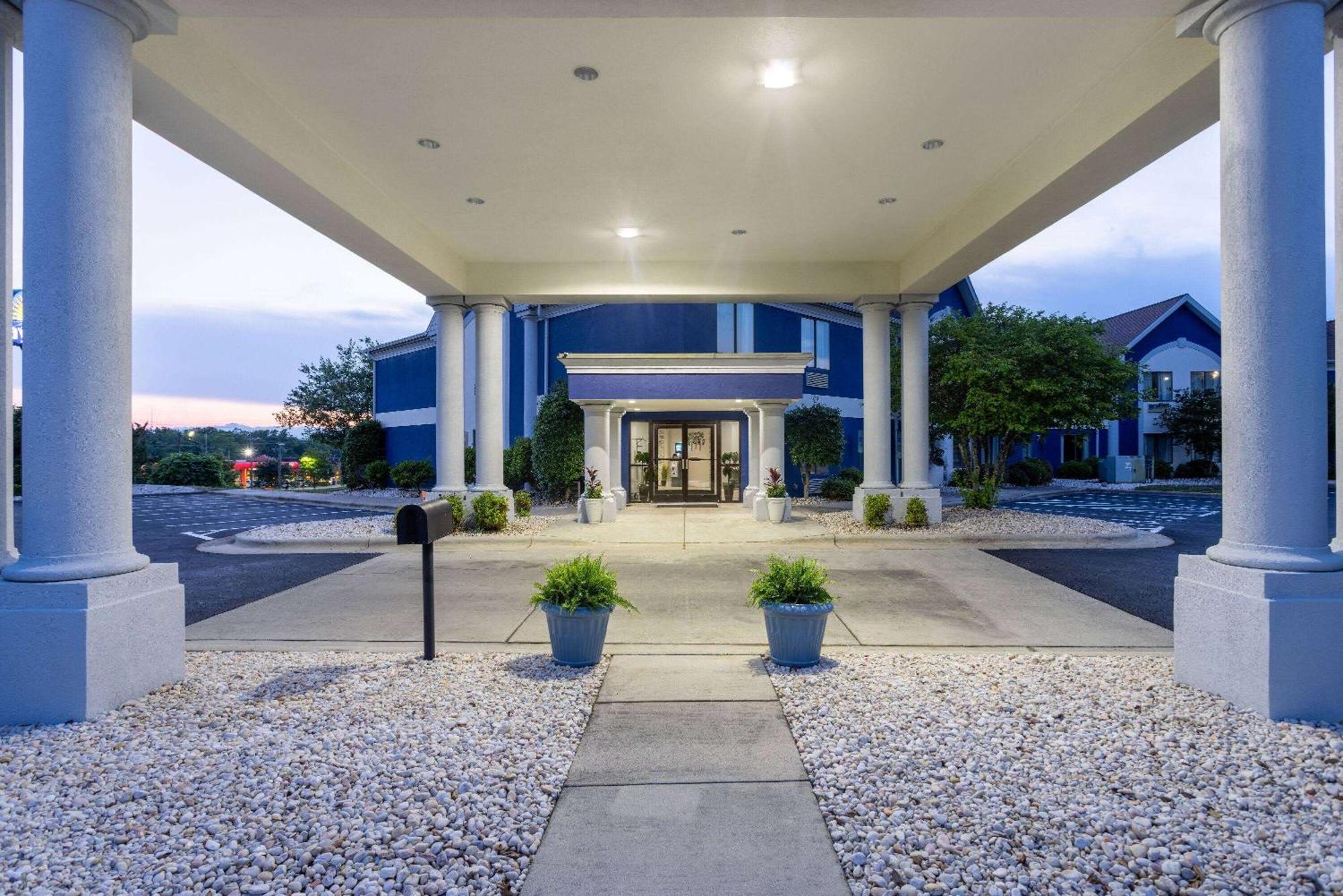 Days Inn By Wyndham Louisburg Exteriér fotografie