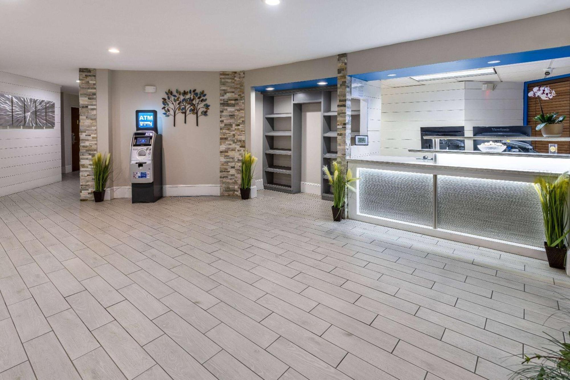 Days Inn By Wyndham Louisburg Exteriér fotografie