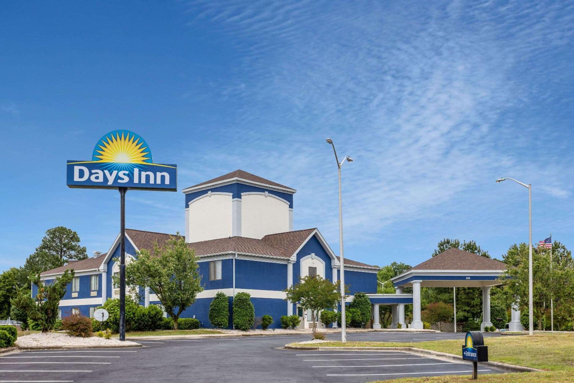 Days Inn By Wyndham Louisburg Exteriér fotografie